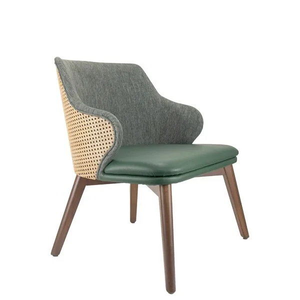 Butaca baja estructura en madera de haya natural o teñida en color a elegir con asiento y respaldo tapizado en tela o polipiel a elegir. Opción de respaldo exterior en médula o tapizado.