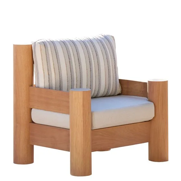 Butaca robusta tapizada en madera de Iroko para terrazas