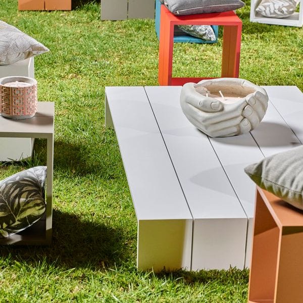 Mesa baja exterior de diseño sobrio y ligero