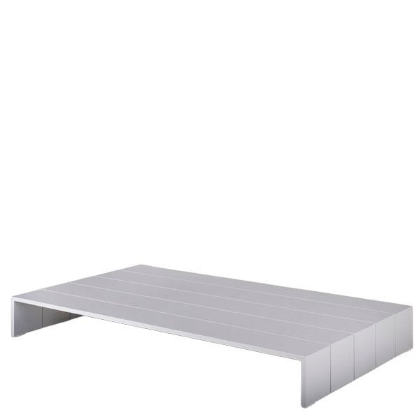 Mesa baja exterior de diseño sobrio y ligero