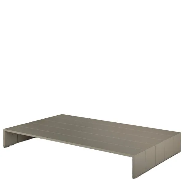 Mesa baja exterior de diseño sobrio y ligero