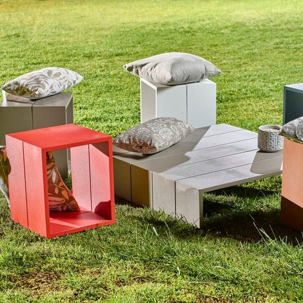 Mesa baja exterior minimalista con estructura de aluminio