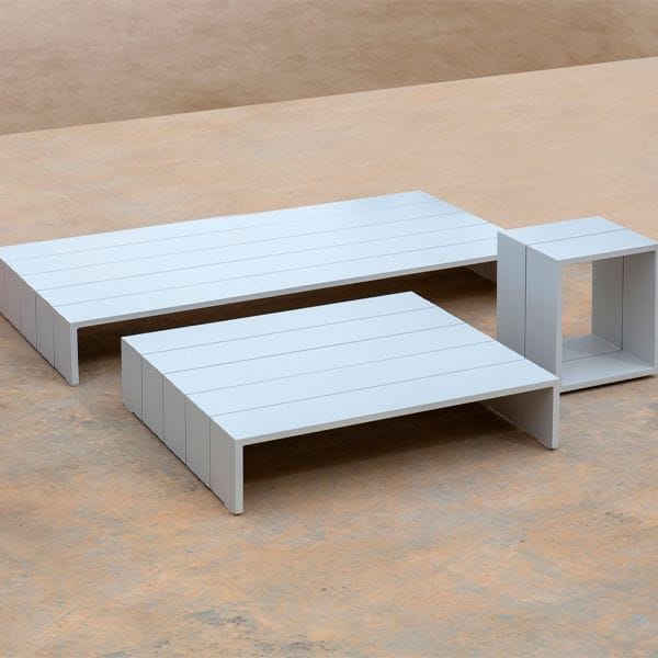 Mesa baja exterior minimalista con estructura de aluminio