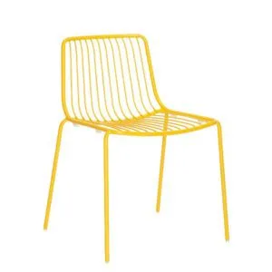 Silla Nolita de Pedrali estructura de varas apilable para exterior