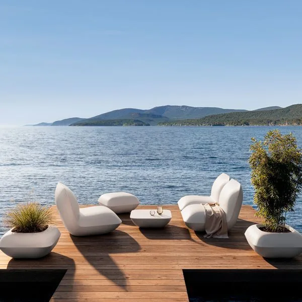 butaca Pillow Vondom en terraza moderna