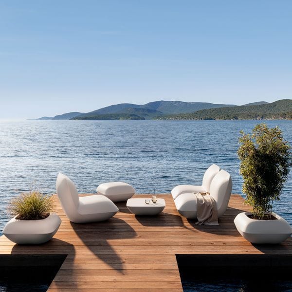mesa baja Pillow Vondom en terraza exterior junto a sofás