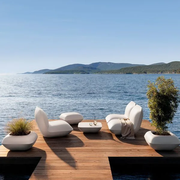 mesa baja Pillow Vondom en terraza exterior junto a sofás