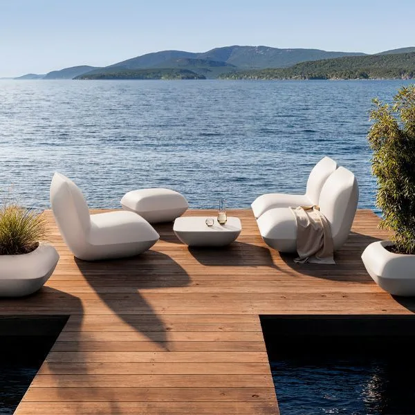 pouf Pillow Vondom en terraza moderna