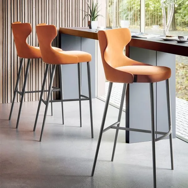Taburete tapizado con estructura de acero – Diseño clásico
