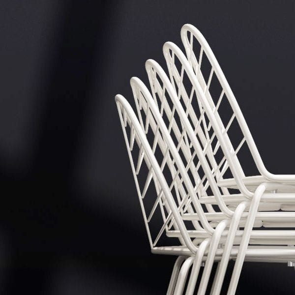Silla apilable metálica minimalista de diseño para terrazas de hostelería