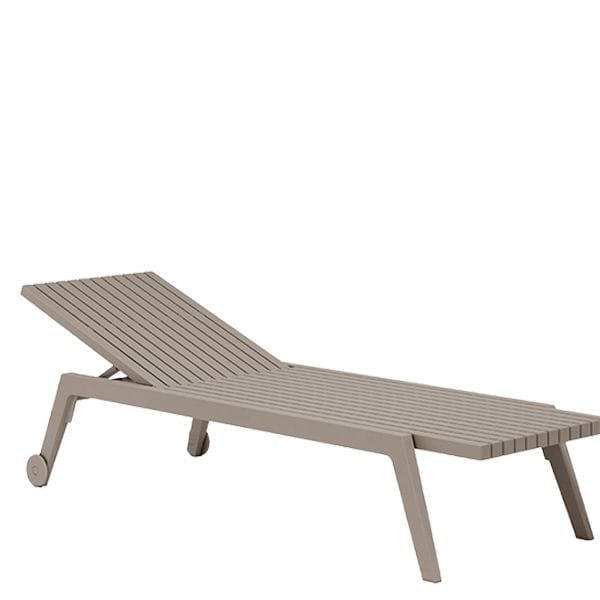 tumbona Spritz Vondom diseño lineal en polipropileno reciclable