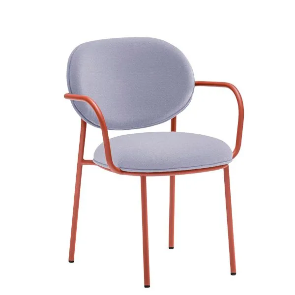 Sillón tapizado de acero con diseño suave y envolvente