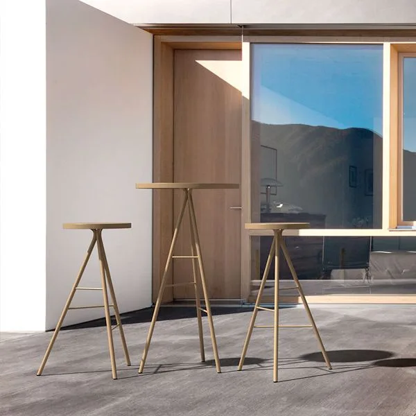 Mesa alta estilo minimalista metálica para terrazas de hostelería