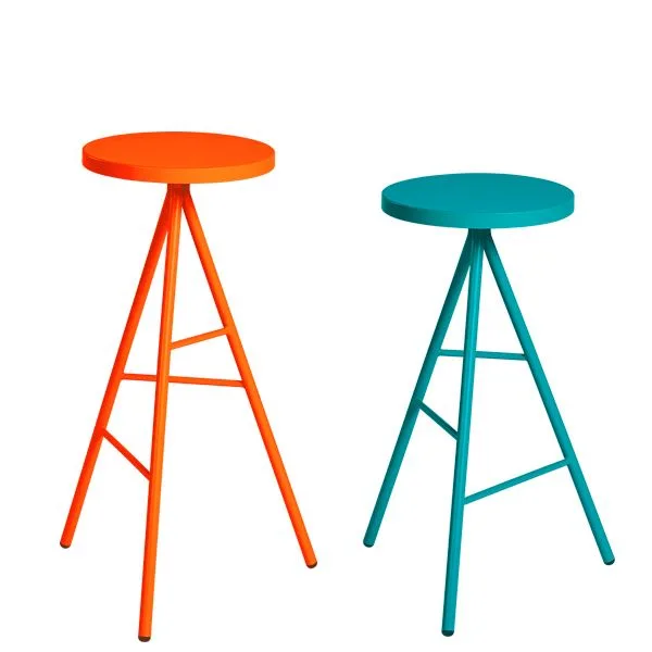 Taburete de tres patas metálico y colorido para terrazas y bares