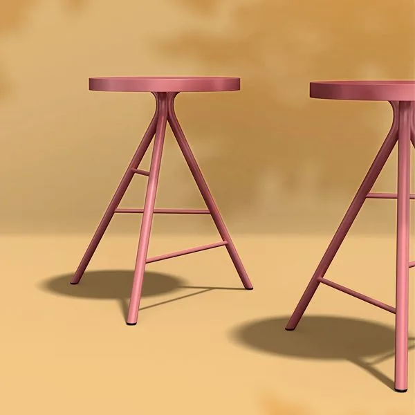 Taburete bajo metálico estilo minimalista para terrazas de hostelería