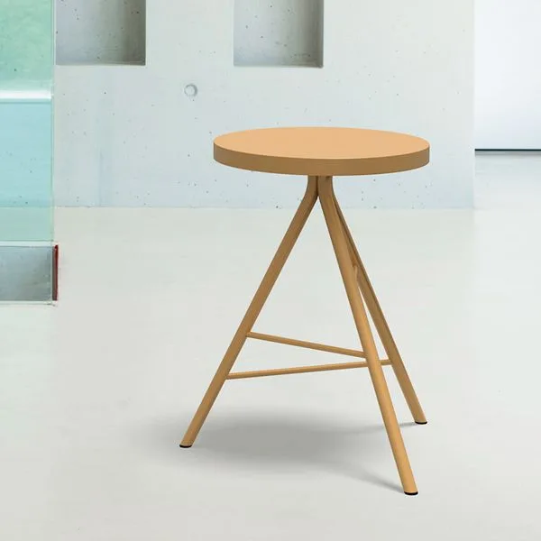 Taburete bajo metálico estilo minimalista para terrazas de hostelería