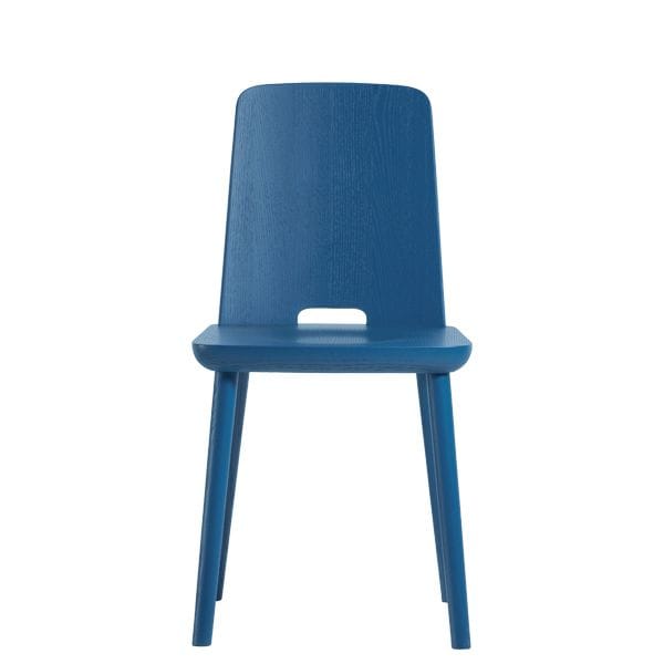 Silla de madera de diseño moderno y líneas geométricas