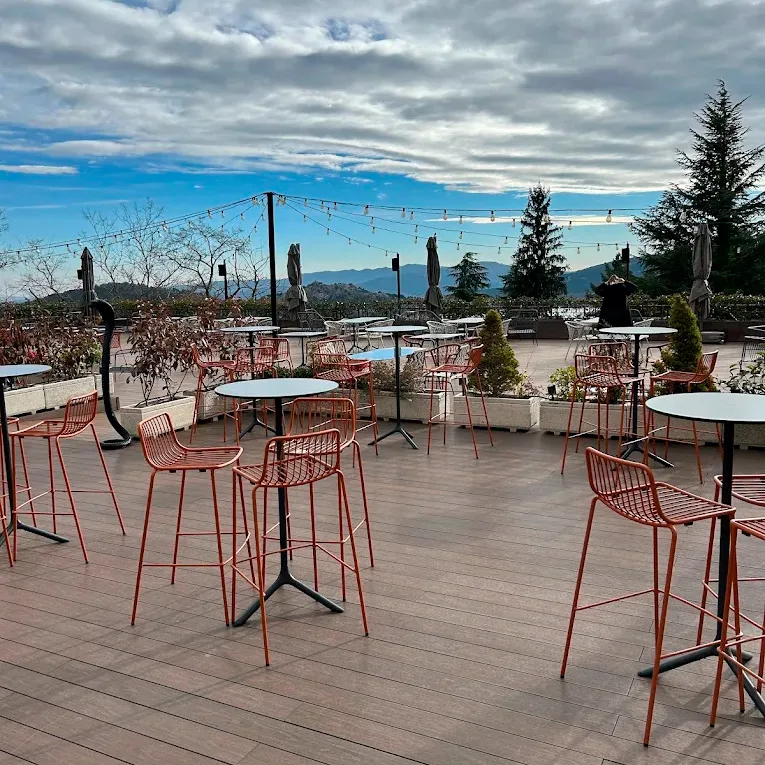 Terraza hotel Arcipestre de Hita zona taburetes