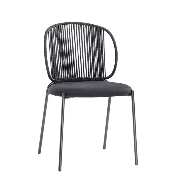 Silla de exterior para hostelería con cuerda náutica y tapizado