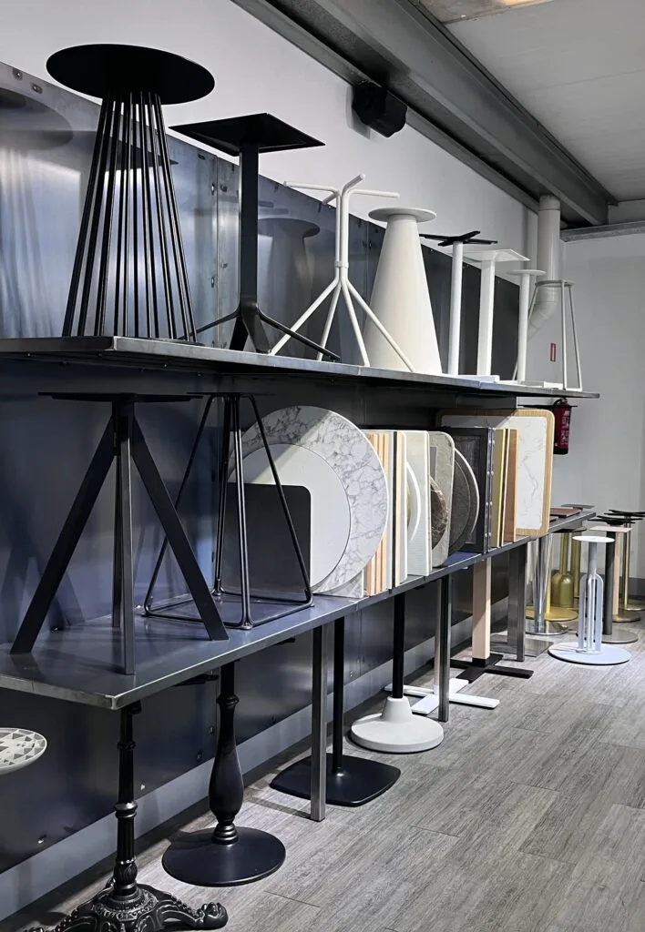 Ven a vernos a la mayor tienda exposición especializada en bases y pies de mesa para hostelería