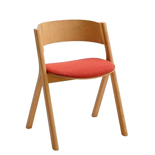 Silla nórdica de diseño original para hostelería. Un estética decidida y sinuosa para que otorga personalidad en cualquier espacio de restauración.