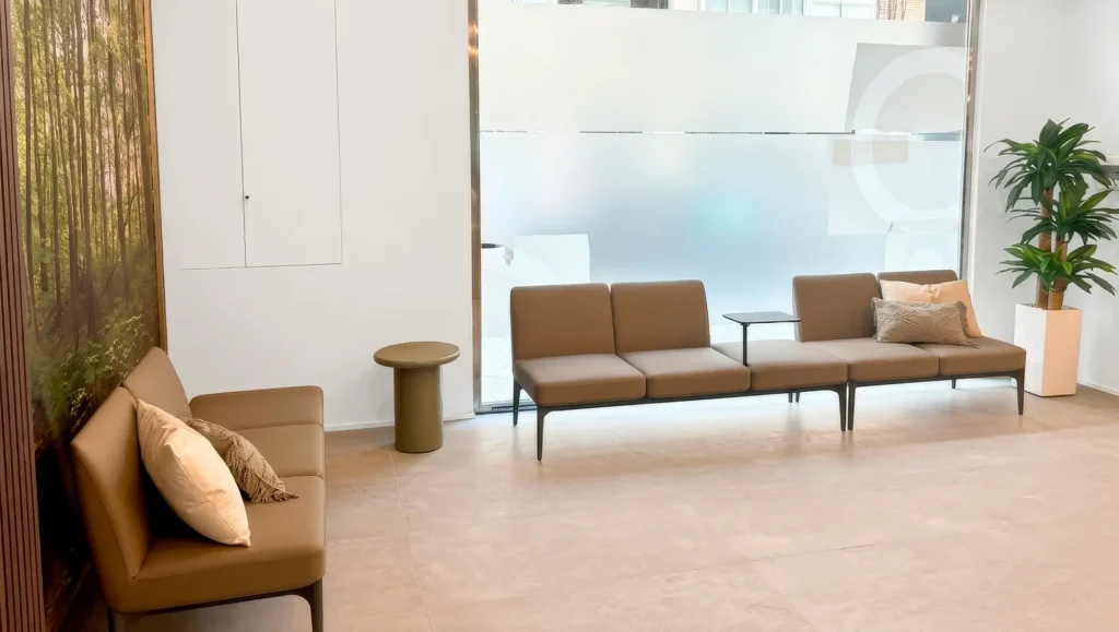 Bancadas tapizadas modulares en sala de espera clinica dental mobiliario Ingenia Contract