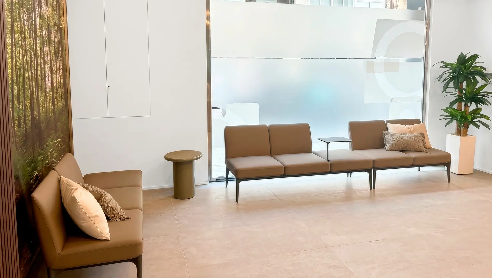 Bancadas tapizadas modulares en sala de espera clinica dental mobiliario Ingenia Contract