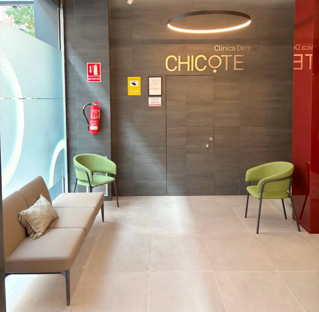 bancadas y sillones verdes en sala de espera clinica dental mobiliario Ingenia Contract