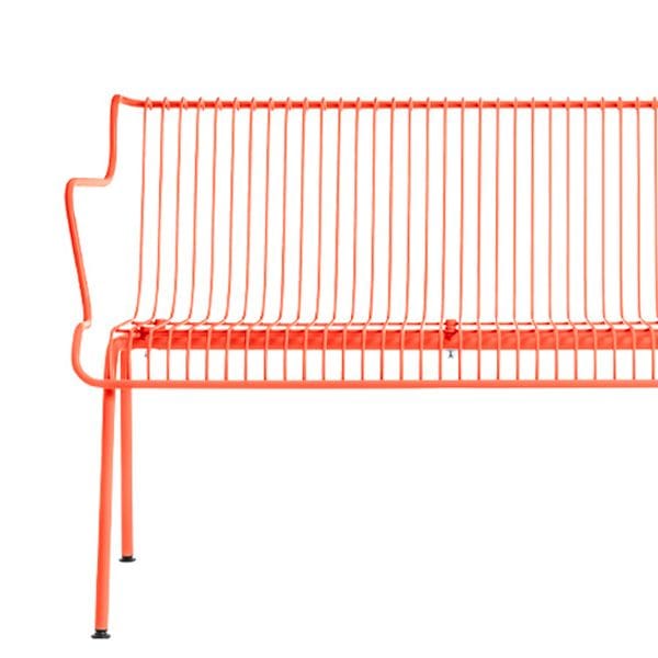 Banco South de Magis en acero tratado con cataforesis, diseño de Konstantin Grcic.