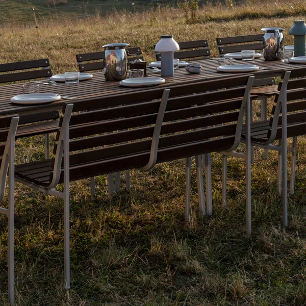 Banco Traverse Dining HAY en terraza exterior
