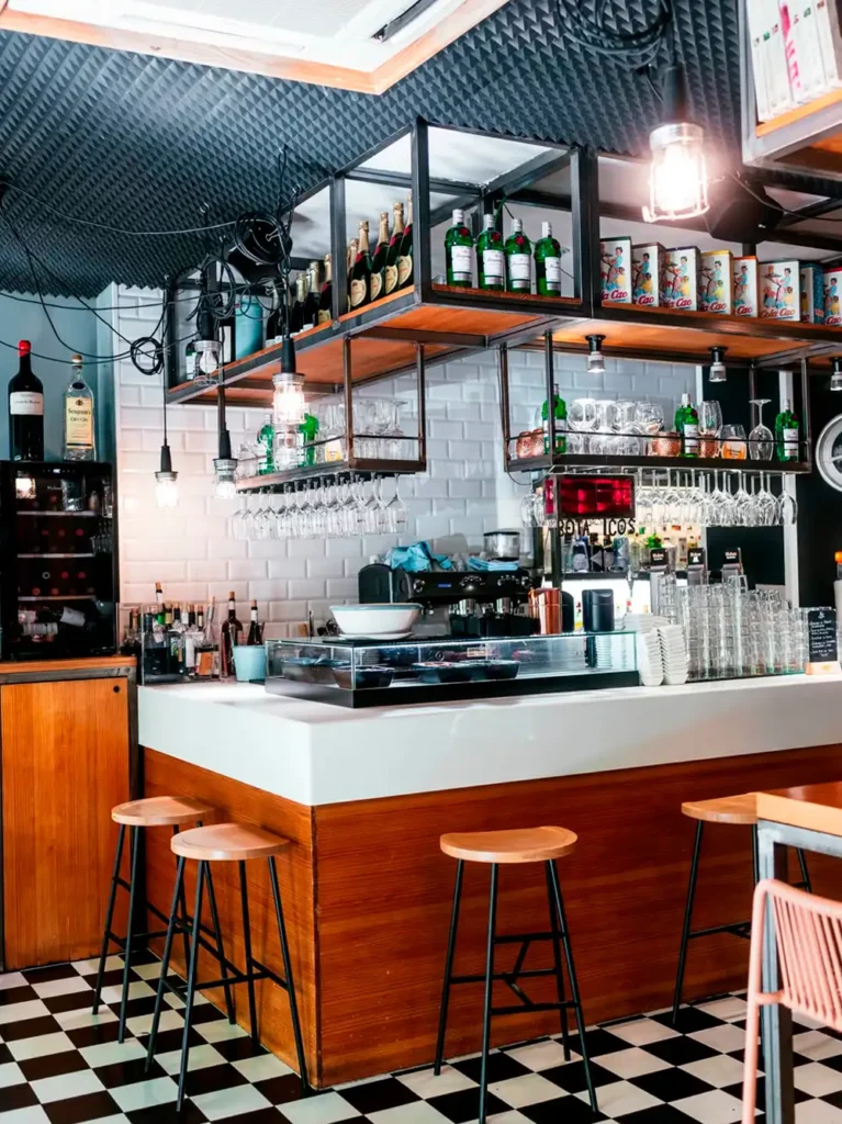 cachivache-barra-taburetes-restaurante
