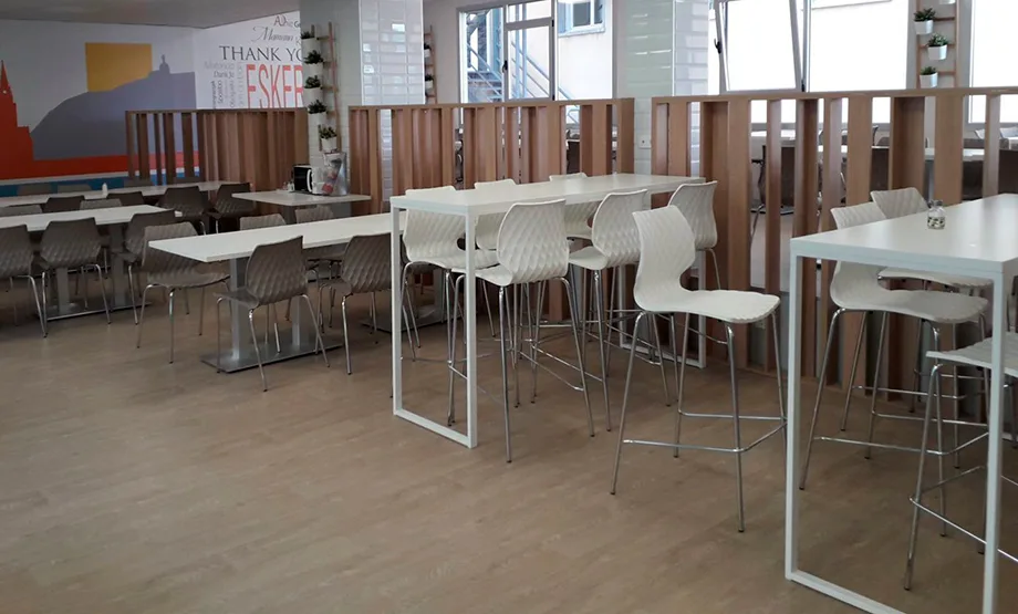 Mesas altas comedor hospital Ingenia Contract