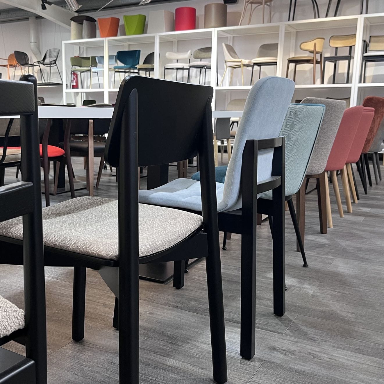 Exposición de mobiliario para hostelería, sillas, taburetes, mesas totalmente personalizables