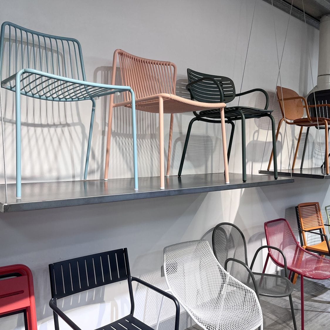 Exposición sillas de metal para interior y exterior de cafeterías y restaurantes