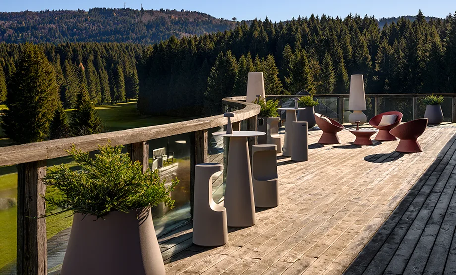 Mesas altas en terraza Plust - Ingenia Contract