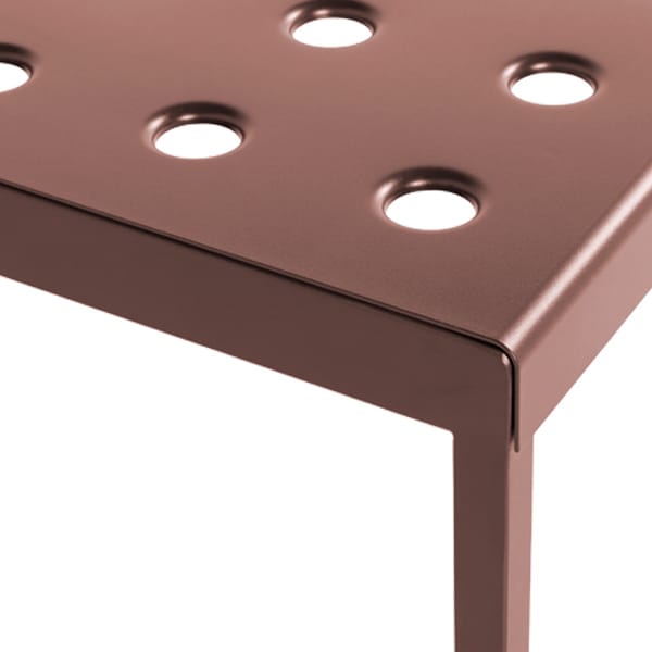Detalle del tablero con orificios de la mesa Balcony