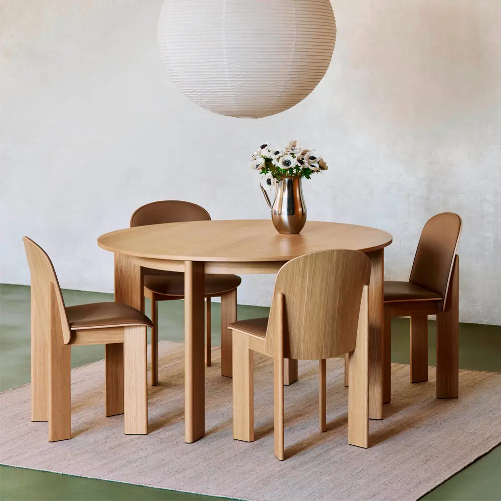 mesa madera cuatro patas roble sillas chisel hay ambiente
