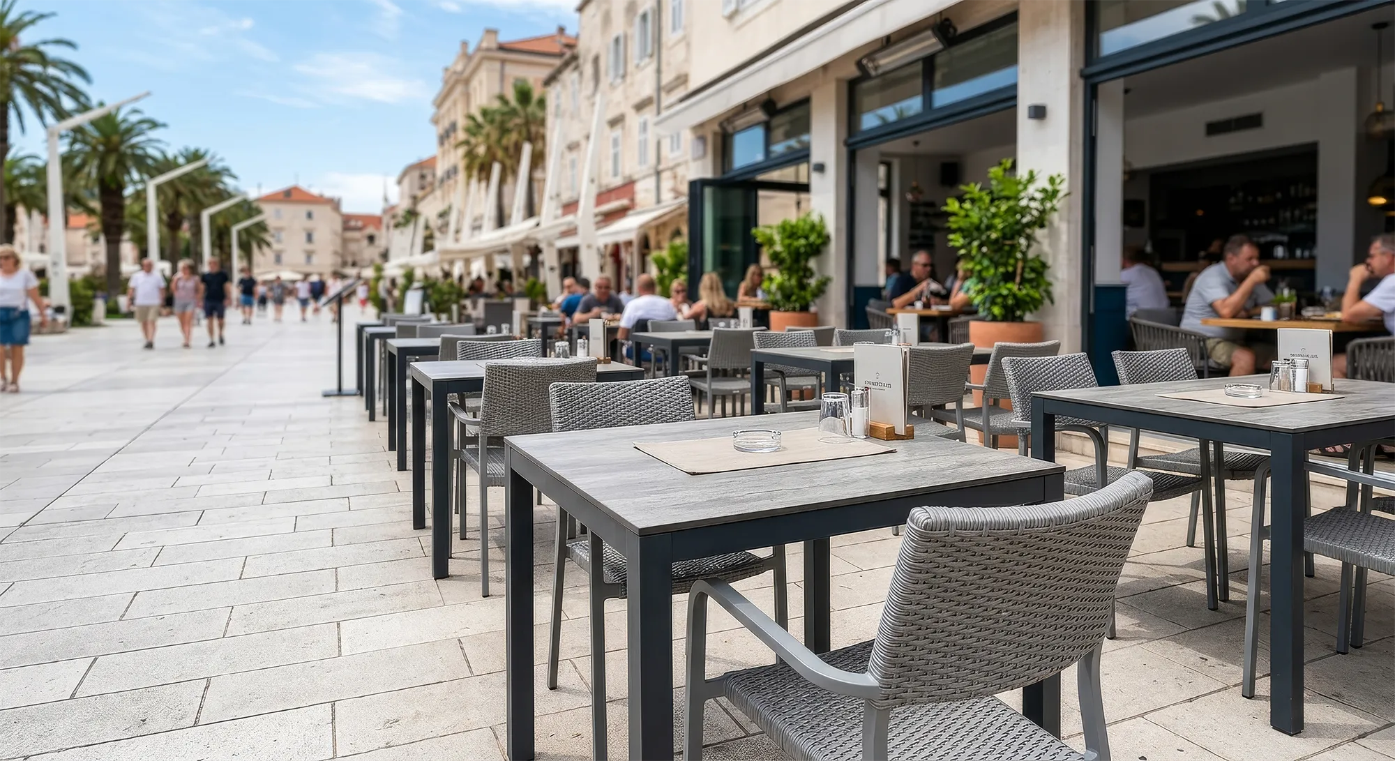 mobiliario de terraza de bajo mantenimiento en un restaurante