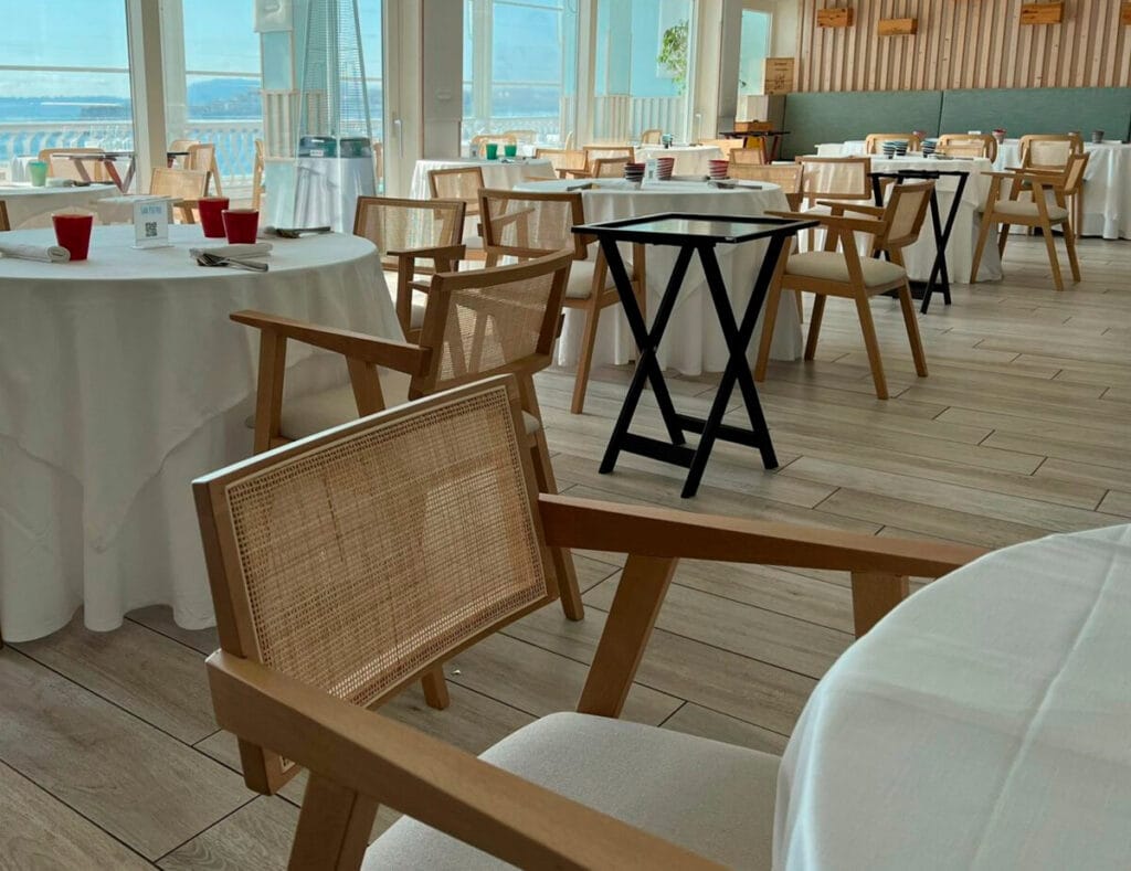 Mobiliario estilo mediterráneo para hostelería lisbeth