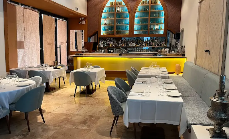 mobiliario ordenado restaurante du liban