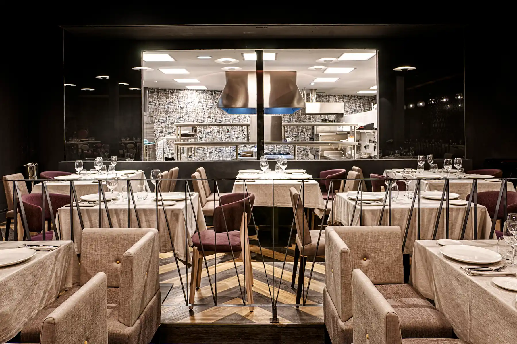 restaurante con separador para ambientes y zonas biombo