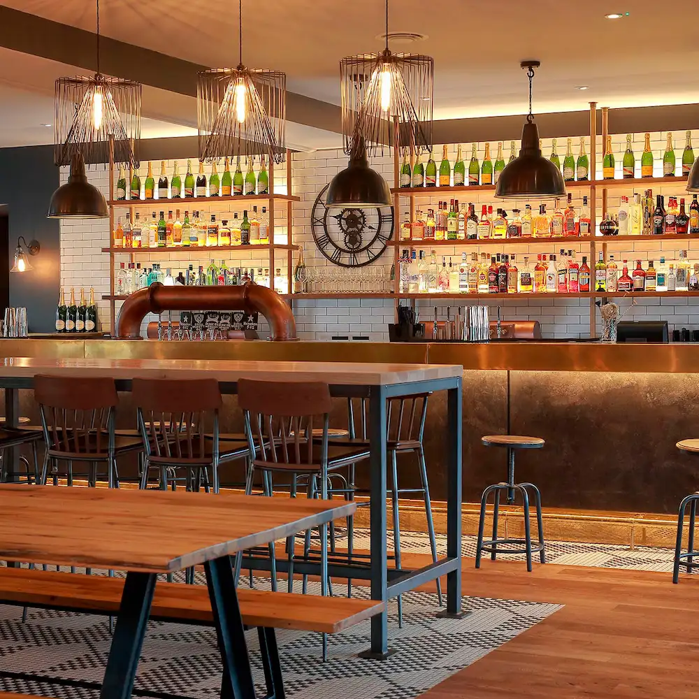 restaurantes ambientes mesas altas y mesas bajas