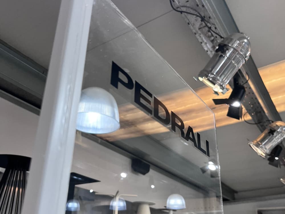 showroom exposición pedrali madrid sillas mesas taburetes