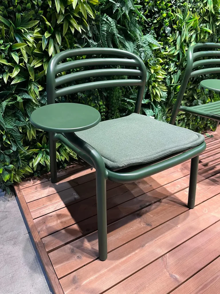 silla exterior con bandeja salone mobile milano