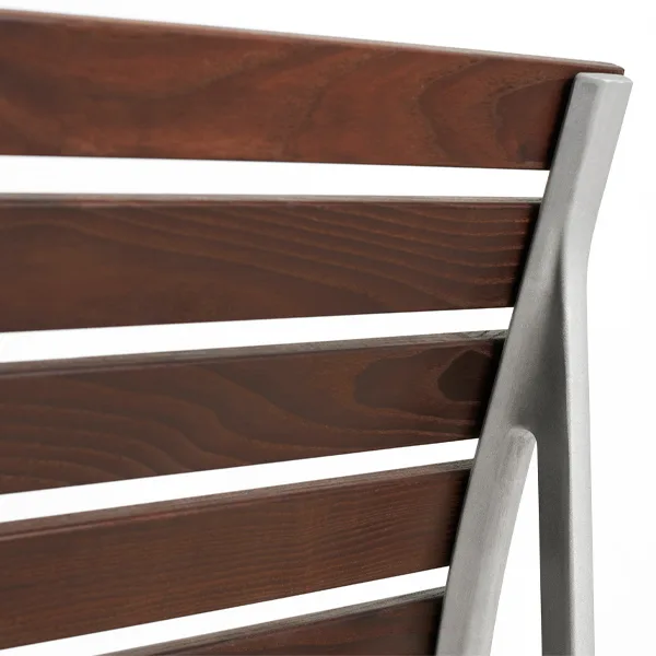 Detalle del asiento de fresno de la silla Traverse