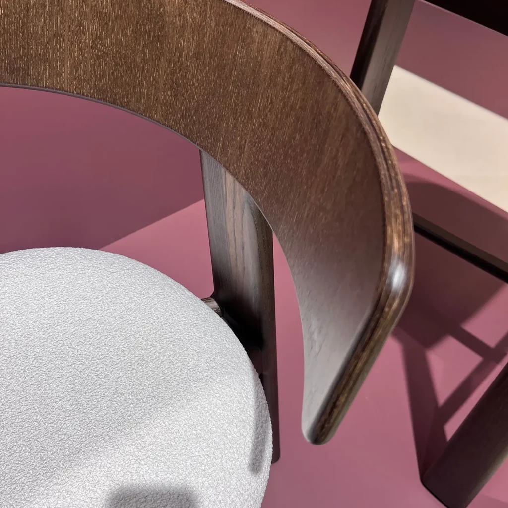 sillas curvas theo salone mobile milano
