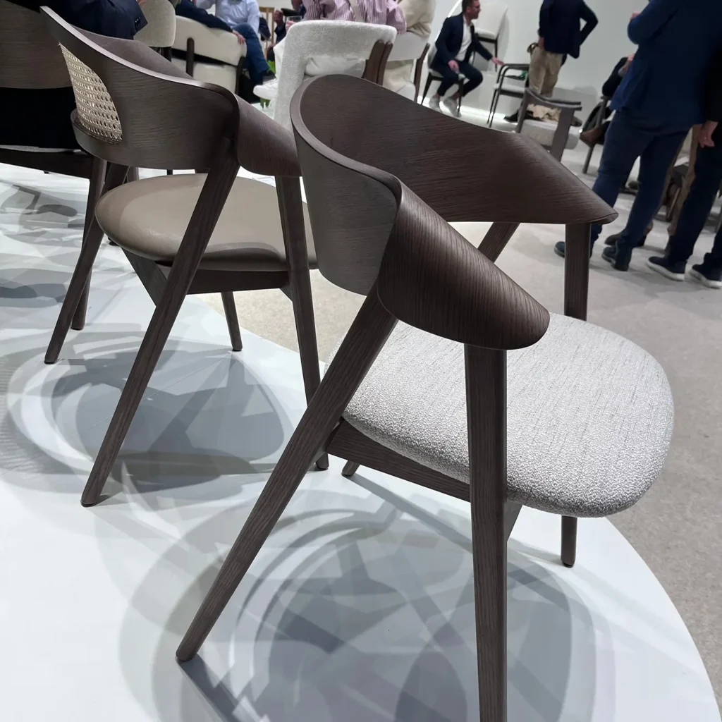 sillas curvas salone mobile milano