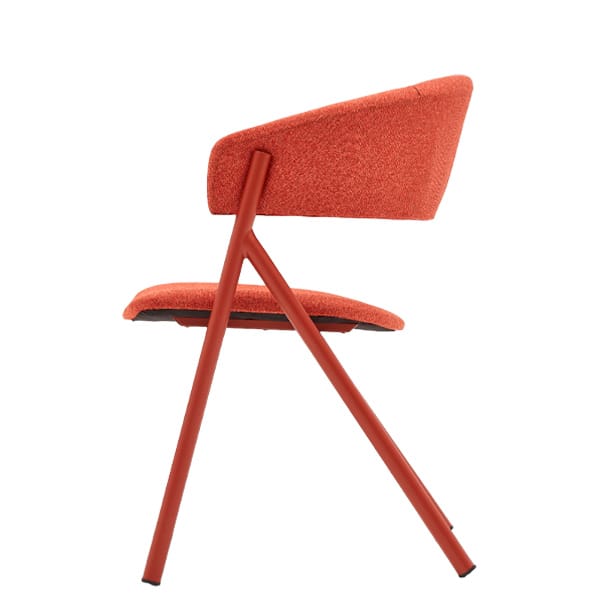 sillón tapizado Angie con estructura metálica