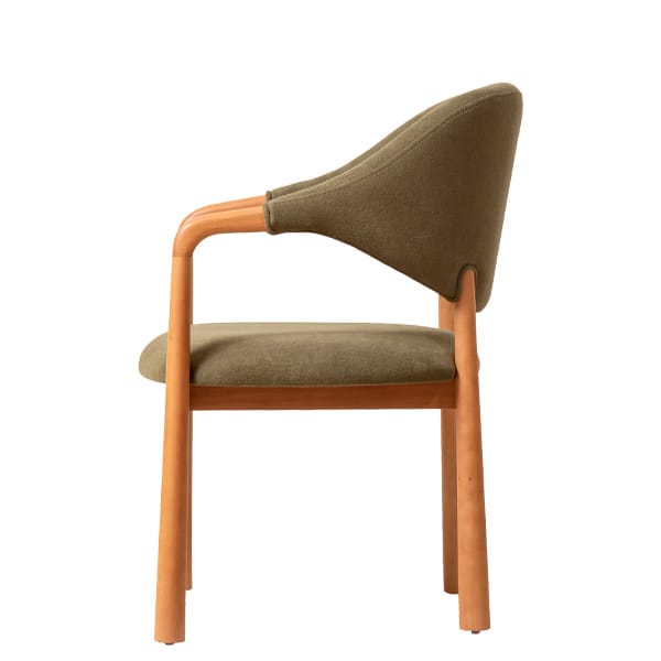 Sillón Assel con estructura de madera de haya y tapizado