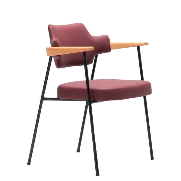 Sillón tapizado Aya con estructura metálica y brazos de madera